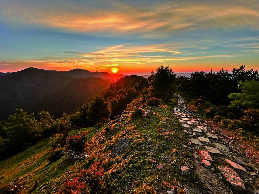  
麟趾山夕陽／何昌穎 攝